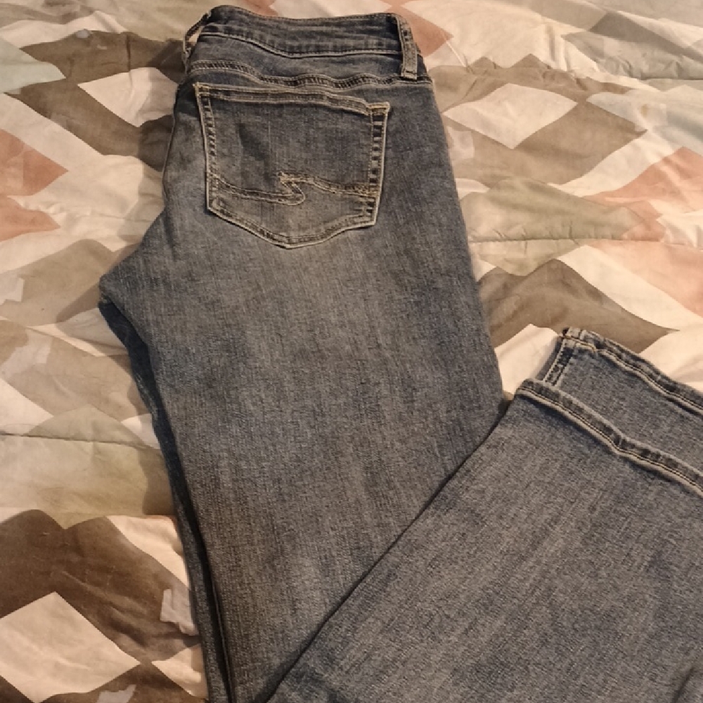 Silver Jeans Women's Straight Leg in Classic Blue. 29x31